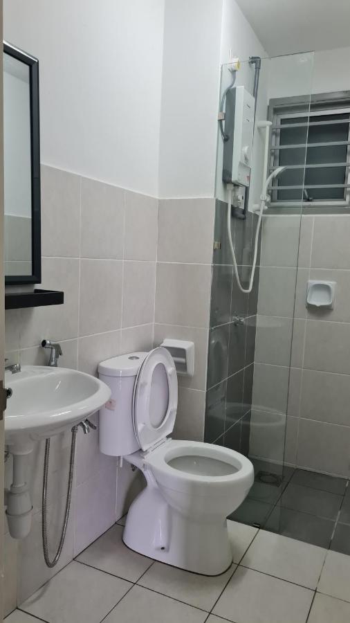 Alanis Klia With Neflix Apartment *