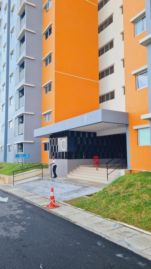 Alanis Klia With Neflix Apartment