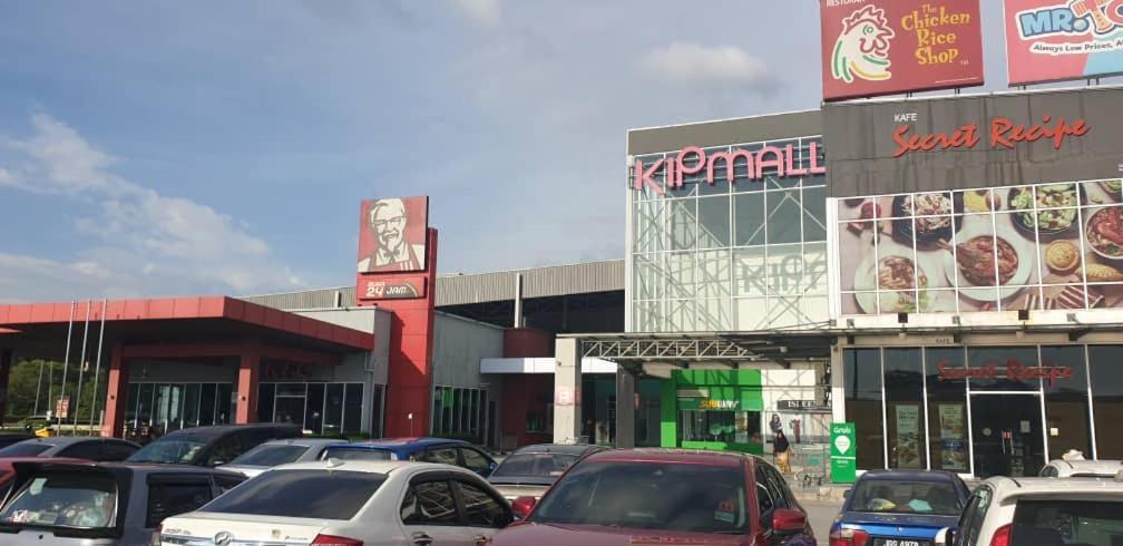 Alanis Klia With Neflix *
