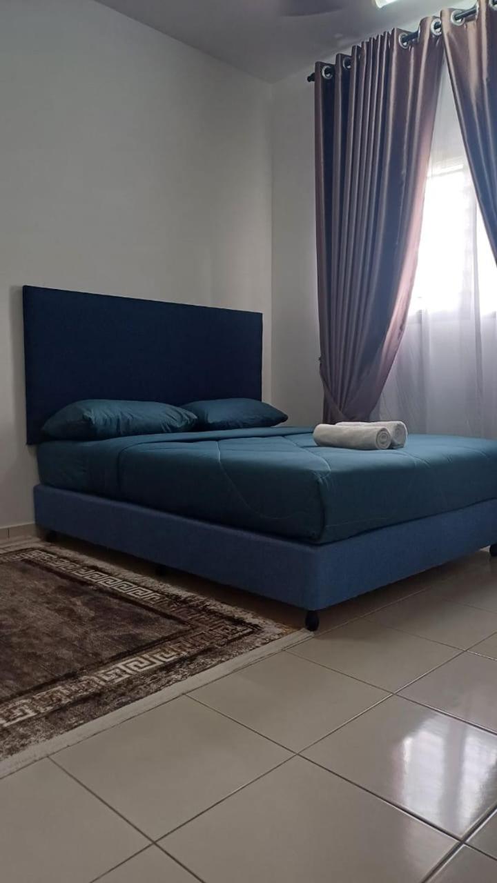 Alanis Klia With Neflix Apartment *