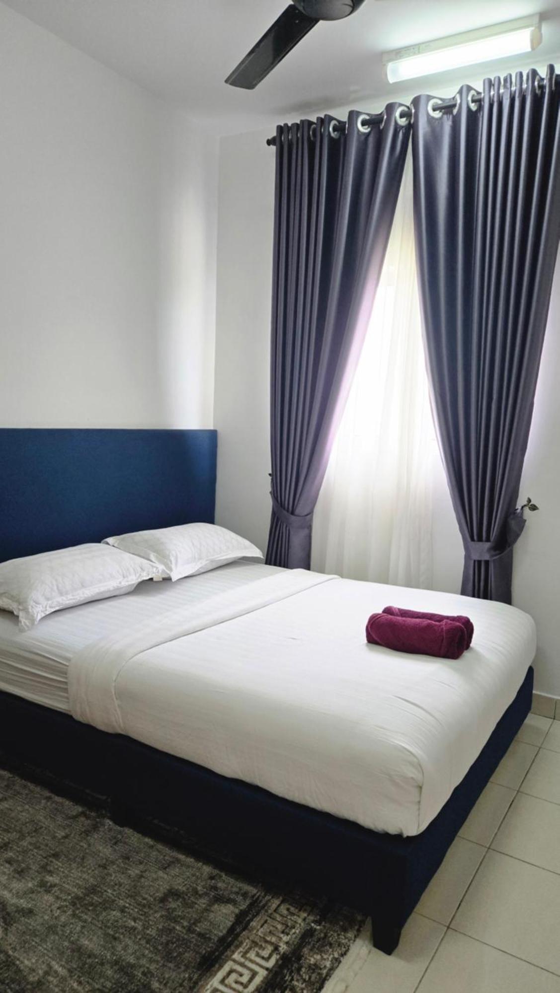 Alanis Klia With Neflix Apartment *